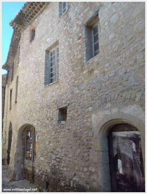 Cité Médiévale de Vaison-la-Romaine. Le château de Comtal, la vieille ville