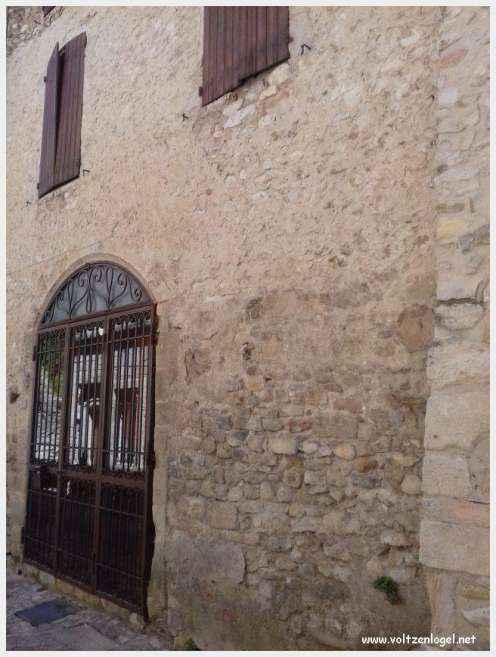 Vue panoramique de la Haute-Ville médiévale de Vaison La Romaine en Provence