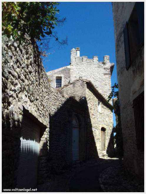 Vue panoramique de la Haute-Ville médiévale de Vaison La Romaine en Provence