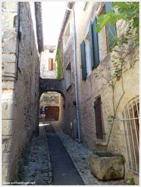 Vue panoramique de la Haute-Ville médiévale de Vaison La Romaine en Provence