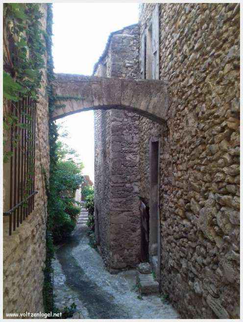 Vue panoramique de la Haute-Ville médiévale de Vaison La Romaine en Provence