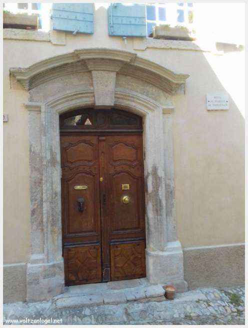 Vue panoramique de la Haute-Ville médiévale de Vaison La Romaine en Provence