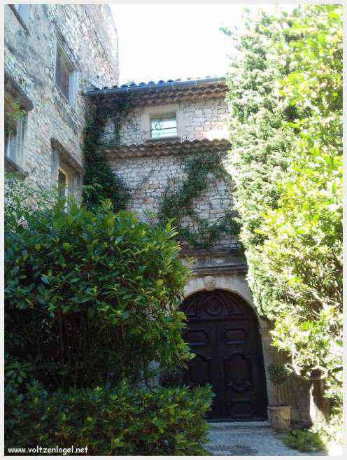 Vue panoramique de la Haute-Ville médiévale de Vaison La Romaine en Provence