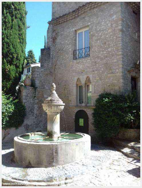 Vue panoramique de la Haute-Ville médiévale de Vaison La Romaine en Provence