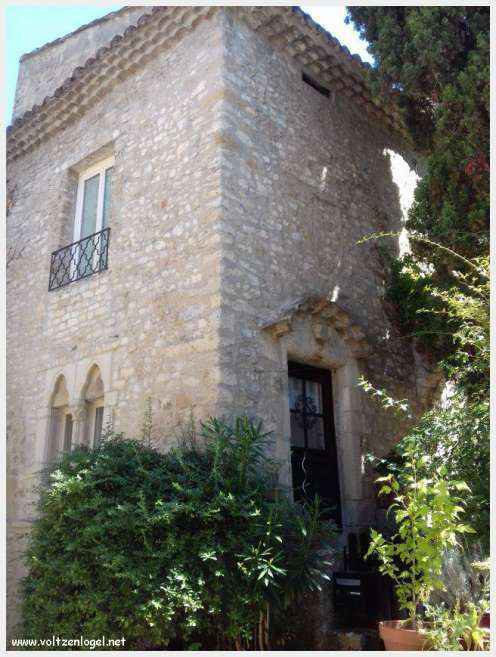 Vue panoramique de la Haute-Ville médiévale de Vaison La Romaine en Provence