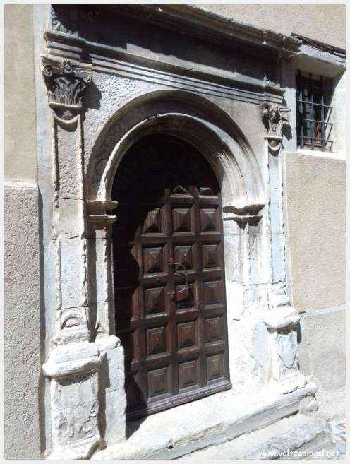 Vue panoramique de la Haute-Ville médiévale de Vaison La Romaine en Provence