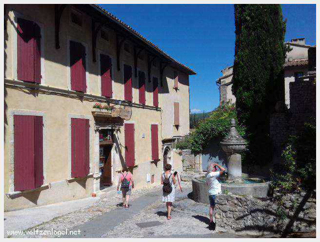 Vue panoramique de la Haute-Ville médiévale de Vaison La Romaine en Provence
