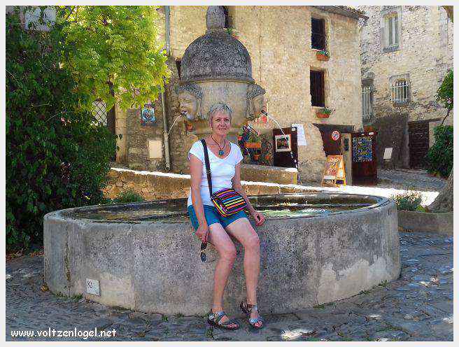 Vue panoramique de la Haute-Ville médiévale de Vaison La Romaine en Provence