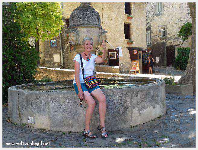 Vue panoramique de la Haute-Ville médiévale de Vaison La Romaine en Provence