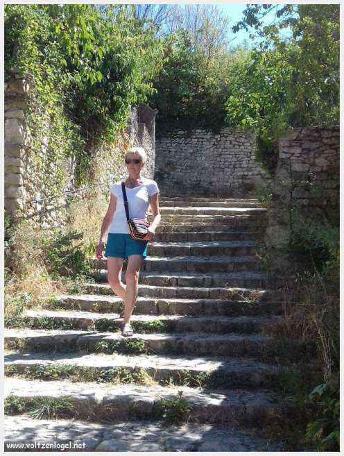 Vue panoramique de la Haute-Ville médiévale de Vaison La Romaine en Provence