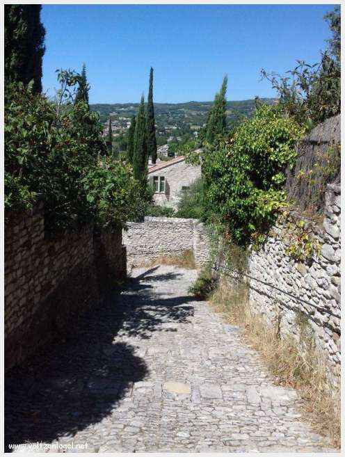 Vue panoramique de la Haute-Ville médiévale de Vaison La Romaine en Provence