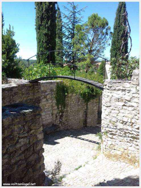 Vue panoramique de la Haute-Ville médiévale de Vaison La Romaine en Provence