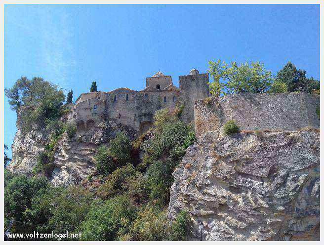Vue panoramique de Vaison La Romaine, alliant histoire médiévale et nature provençale