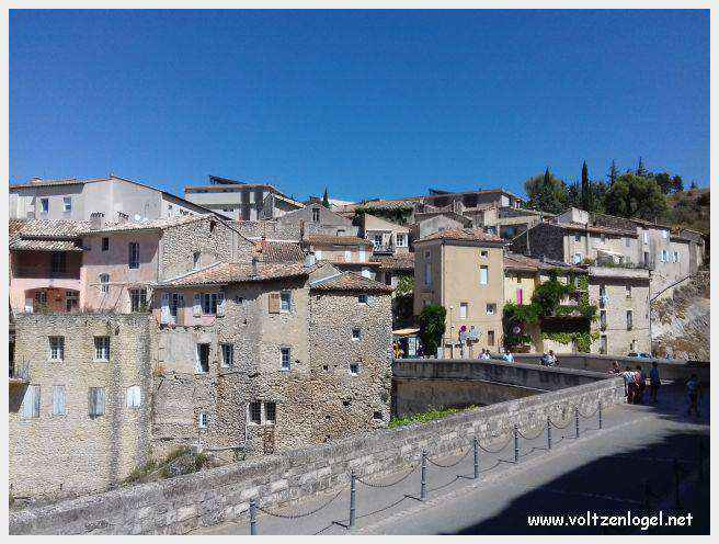 Vue panoramique de Vaison La Romaine, alliant histoire médiévale et nature provençale