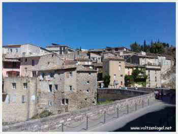 Découvrez Vaison-la-Romaine : marché, oliveraies et dégustation de vins provençaux
