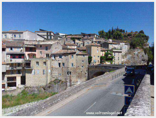 Vue panoramique de Vaison La Romaine, alliant histoire médiévale et nature provençale