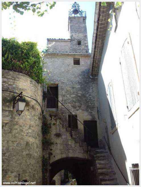 Vue panoramique de Vaison La Romaine, alliant histoire médiévale et nature provençale