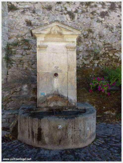Vue panoramique de Vaison La Romaine, alliant histoire médiévale et nature provençale
