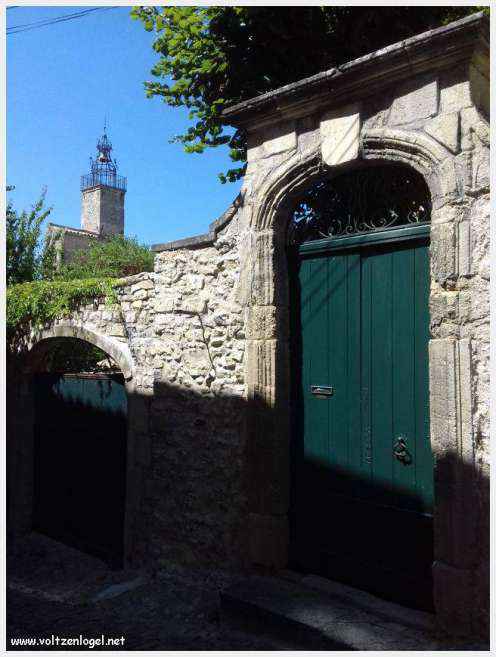 Vue panoramique de Vaison La Romaine, alliant histoire médiévale et nature provençale
