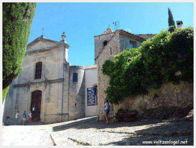 Vue panoramique de Vaison La Romaine, alliant histoire médiévale et nature provençale