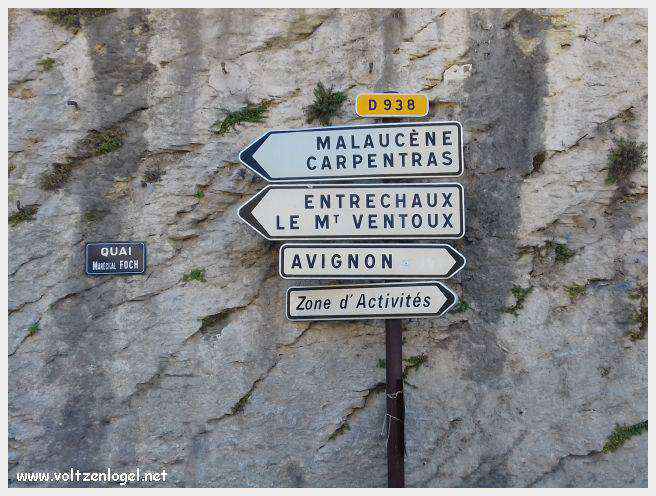 Vue panoramique sur le pont romain de Vaison-la-Romaine, symbole de son riche héritage historique.