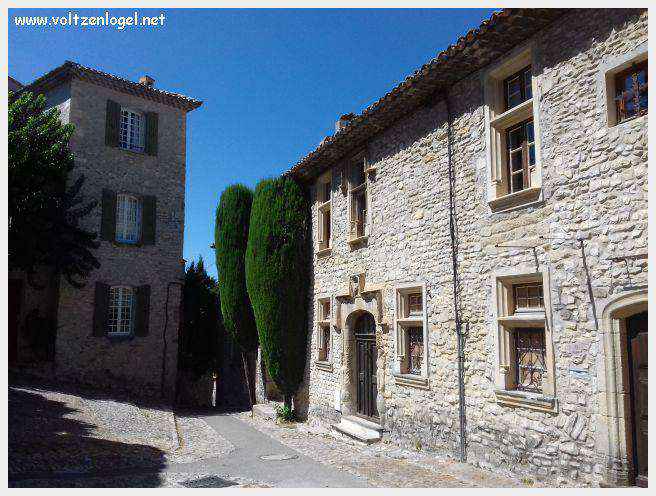 Vue panoramique de Vaison La Romaine, alliant histoire médiévale et nature provençale