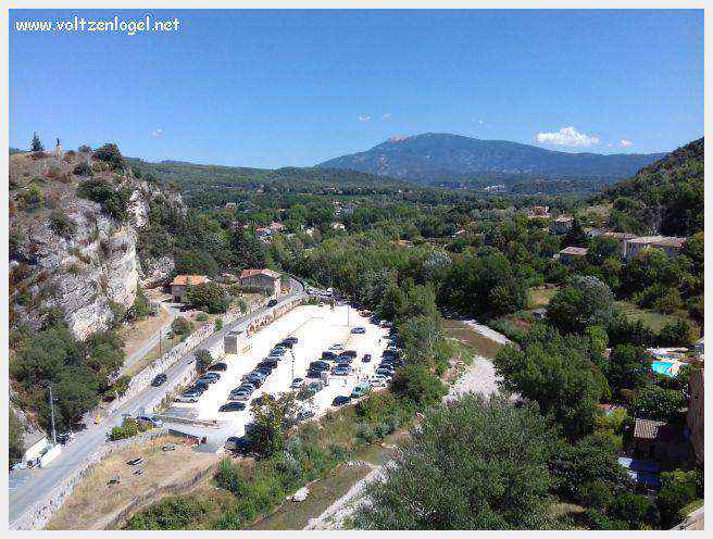 Vue panoramique de Vaison La Romaine, alliant histoire médiévale et nature provençale