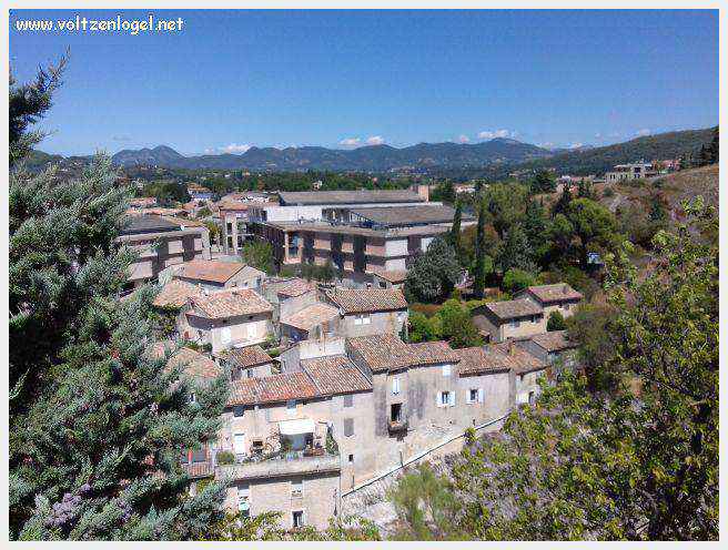 Vue panoramique de Vaison La Romaine, alliant histoire médiévale et nature provençale