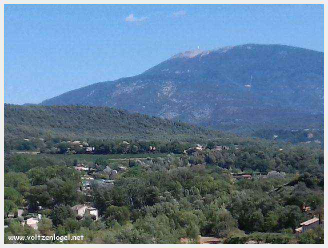 Vue panoramique de Vaison La Romaine, alliant histoire médiévale et nature provençale