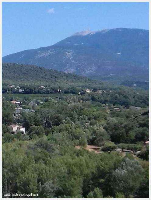 Vue panoramique de Vaison La Romaine, alliant histoire médiévale et nature provençale