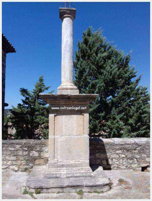 Vue panoramique de Vaison La Romaine, alliant histoire médiévale et nature provençale