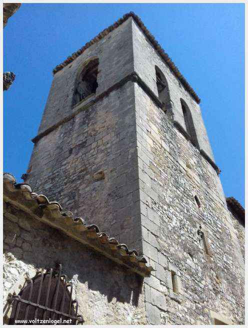 Vue panoramique de Vaison La Romaine, alliant histoire médiévale et nature provençale