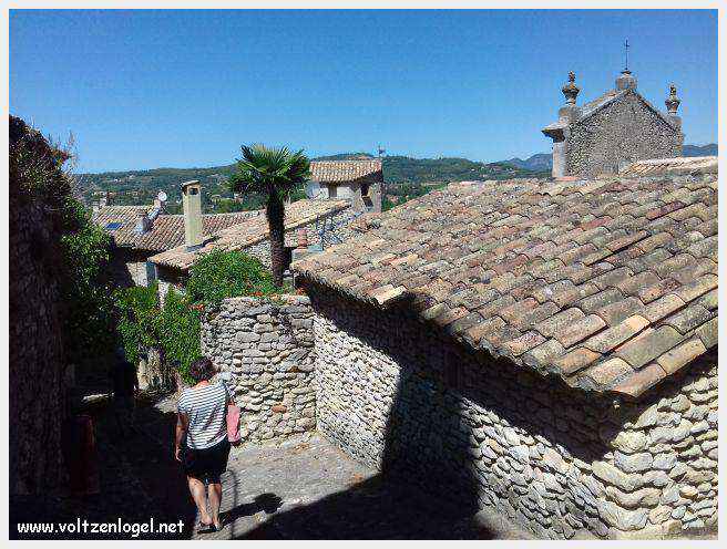 Vue panoramique de Vaison La Romaine, alliant histoire médiévale et nature provençale