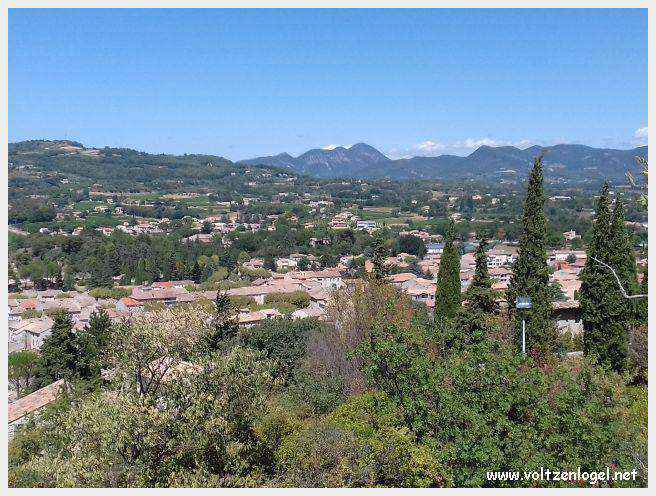 Vue panoramique de Vaison La Romaine, alliant histoire médiévale et nature provençale