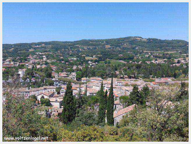 Vue panoramique de Vaison La Romaine, alliant histoire médiévale et nature provençale