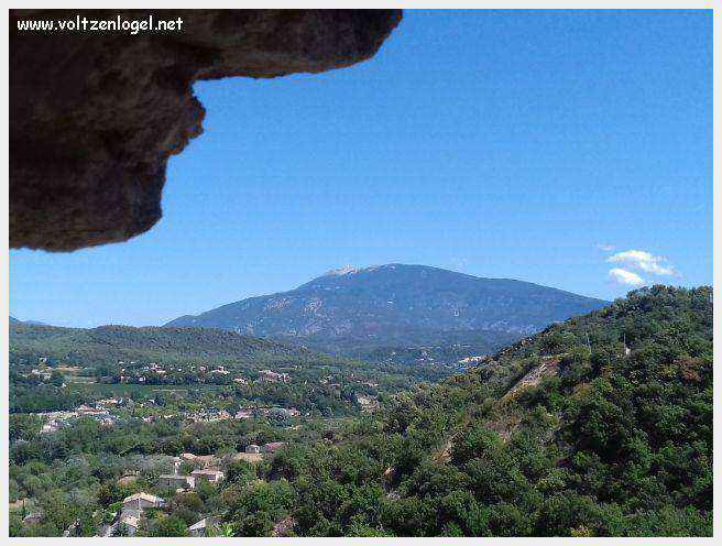 Vue panoramique de Vaison La Romaine, alliant histoire médiévale et nature provençale