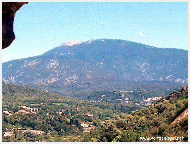 Vue panoramique de Vaison La Romaine, alliant histoire médiévale et nature provençale