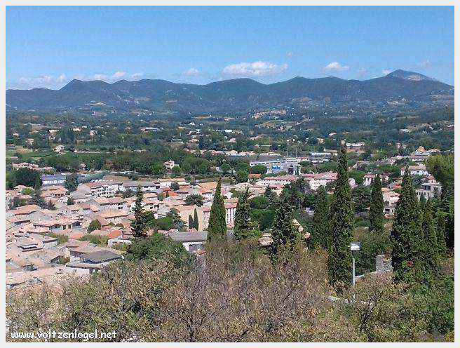 Vue panoramique de Vaison La Romaine, alliant histoire médiévale et nature provençale