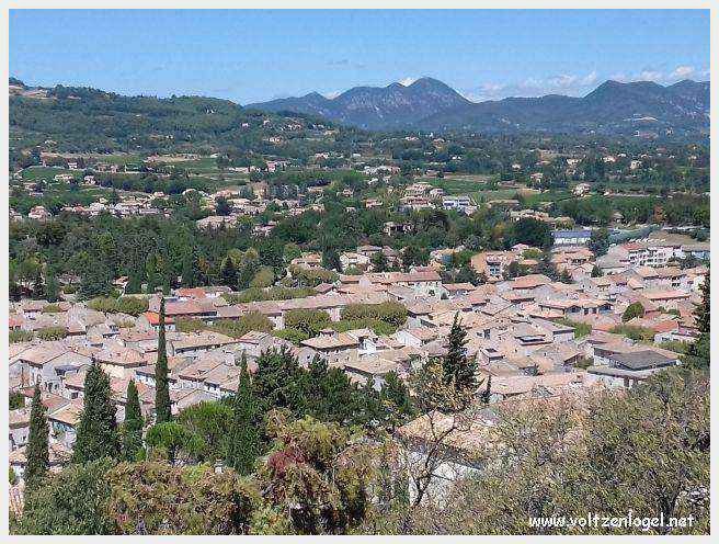 Vue panoramique de Vaison La Romaine, alliant histoire médiévale et nature provençale