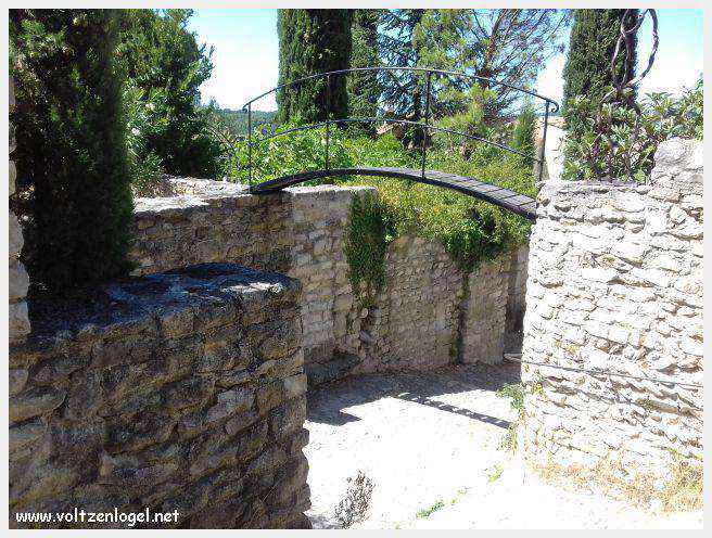 Vue panoramique de Vaison La Romaine, alliant histoire médiévale et nature provençale