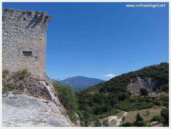 Vue panoramique de Vaison La Romaine, alliant histoire médiévale et nature provençale