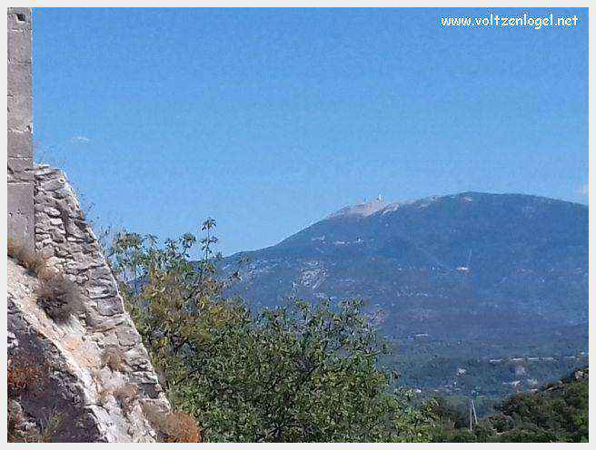 Vue panoramique de Vaison La Romaine, alliant histoire médiévale et nature provençale