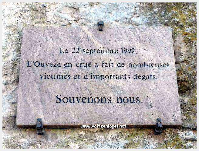 Vue panoramique de Vaison La Romaine, alliant histoire médiévale et nature provençale