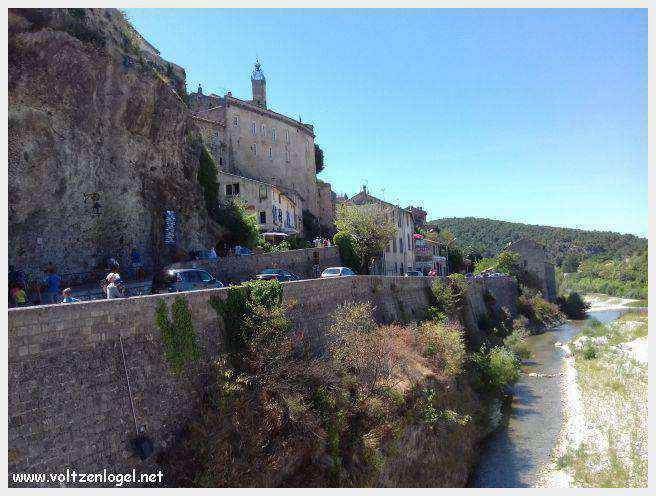 Vue panoramique de Vaison La Romaine, alliant histoire médiévale et nature provençale