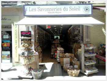 Vaison La Romaine sur les rives de l'Ouvèze en Provence.