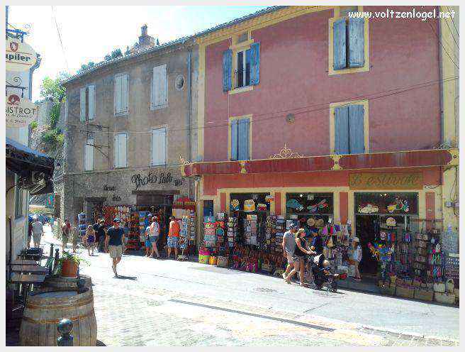 Vaison La Romaine sur les rives de l'Ouvèze en Provence. Le meilleur des sites incontournables