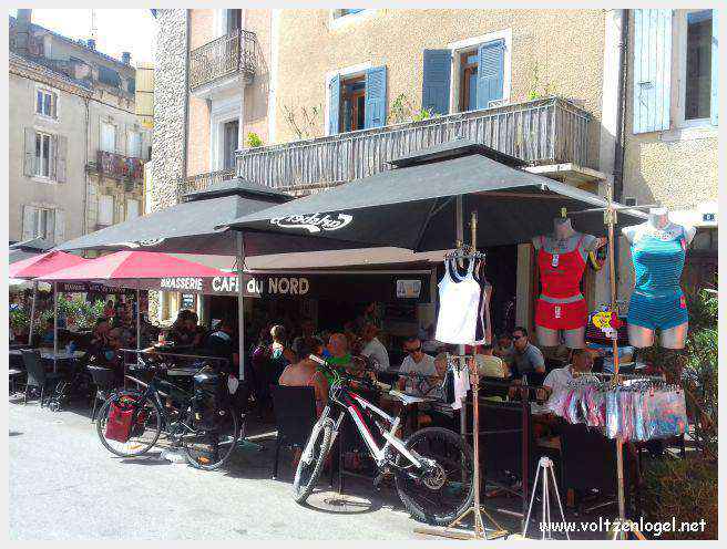 Canoë dans les Gorges de l'Ardèche à Vallon Pont d'Arc