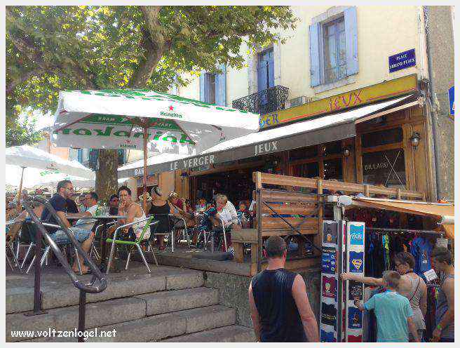 Canoë dans les Gorges de l'Ardèche à Vallon Pont d'Arc