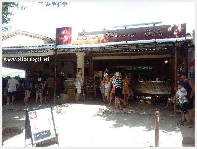 Canoë dans les Gorges de l'Ardèche à Vallon Pont d'Arc