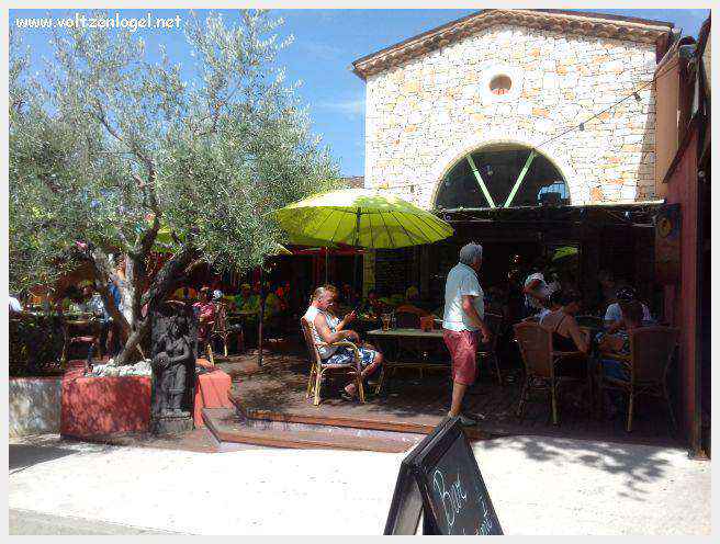 Canoë dans les Gorges de l'Ardèche à Vallon Pont d'Arc